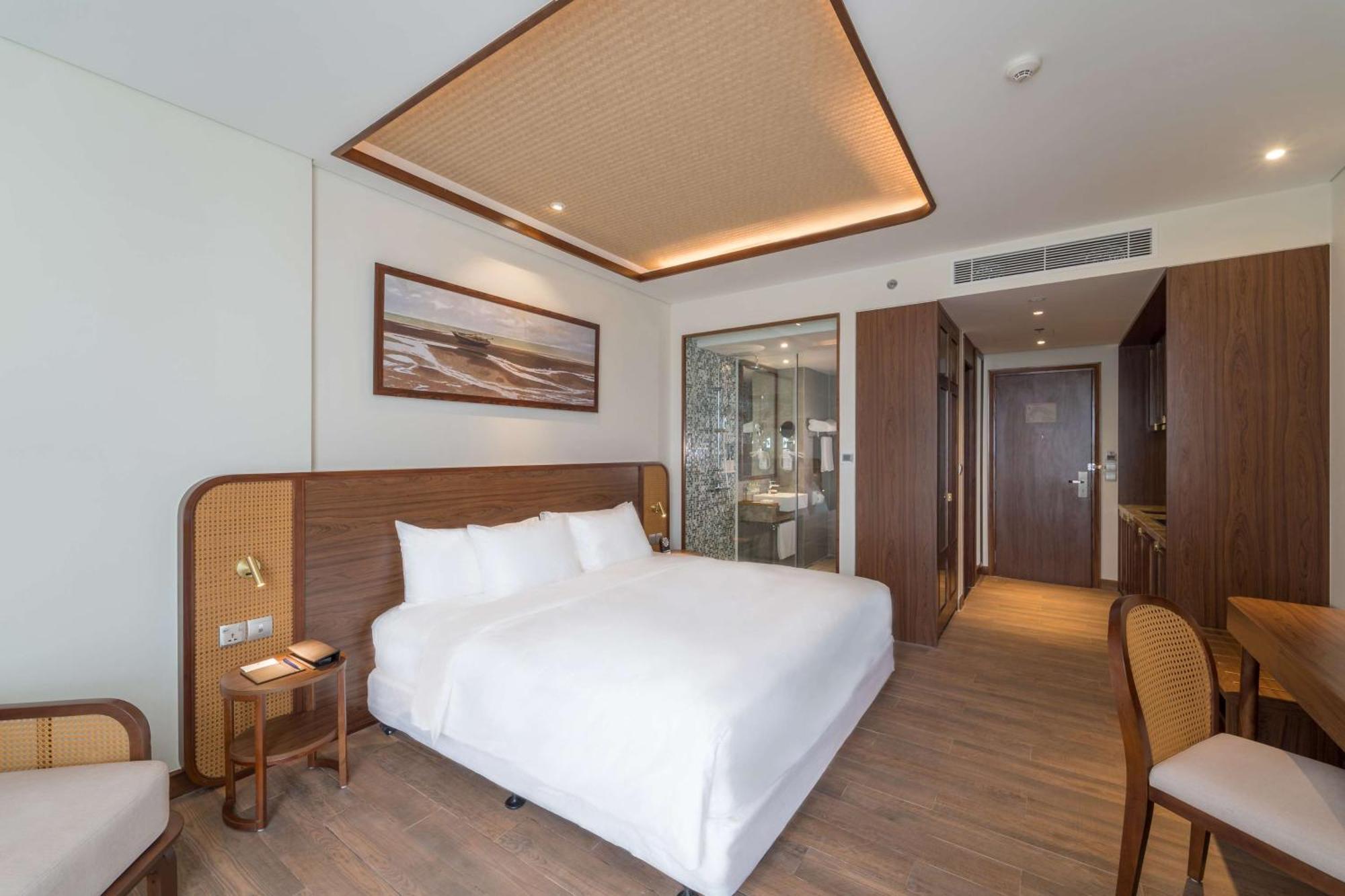 Two-Bedroom Executive Queen Room Sea View